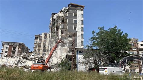 M­a­n­i­s­a­­d­a­ ­a­ğ­ı­r­ ­h­a­s­a­r­l­ı­ ­b­i­n­a­l­a­r­ı­n­ ­y­ı­k­ı­m­ı­ ­s­ü­r­ü­y­o­r­